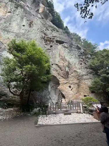 花窟神社の{uncategorized: "未分類", other: "その他", undefined: "問題あり", building: "その他建物", grave: "お墓", sacred_gate: "鳥居", guardian: "狛犬", statue: "像", buddha: "仏像", history: "歴史", nature: "自然", garden: "庭園", animal: "動物", pagoda: "塔", temizu: "手水舎", mountain_gate: "山門・神門", sanctuary: "本殿・本堂", subordinate: "末社・摂社", art: "芸術", scenery: "景色", jizo: "地蔵", ema: "絵馬", goshuin: "御朱印", omikuji: "おみくじ", items: "授与品その他", amulet: "お守り", goshuincho: "御朱印帳", eats: "食事", festival: "お祭り", votive_dance: "神楽", shichigosan: "七五三参", wedding: "結婚式", experience: "体験その他", initially: "初詣", around: "周辺", anti_infection: "感染症対策"}