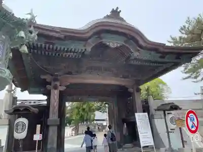 豊川閣　妙厳寺の山門・神門