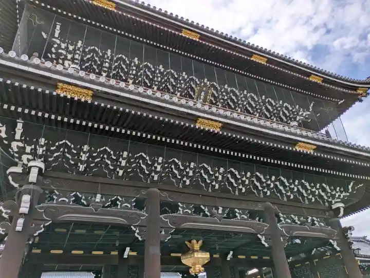 東本願寺(真宗本廟)の{uncategorized: "未分類", other: "その他", undefined: "問題あり", building: "その他建物", grave: "お墓", sacred_gate: "鳥居", guardian: "狛犬", statue: "像", buddha: "仏像", history: "歴史", nature: "自然", garden: "庭園", animal: "動物", pagoda: "塔", temizu: "手水舎", mountain_gate: "山門・神門", sanctuary: "本殿・本堂", subordinate: "末社・摂社", art: "芸術", scenery: "景色", jizo: "地蔵", ema: "絵馬", goshuin: "御朱印", omikuji: "おみくじ", items: "授与品その他", amulet: "お守り", goshuincho: "御朱印帳", eats: "食事", festival: "お祭り", votive_dance: "神楽", shichigosan: "七五三参", wedding: "結婚式", experience: "体験その他", initially: "初詣", around: "周辺", anti_infection: "感染症対策"}