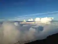 富士山頂上浅間大社奥宮の景色