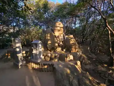 越木岩神社の{uncategorized: "未分類", other: "その他", undefined: "問題あり", building: "その他建物", grave: "お墓", sacred_gate: "鳥居", guardian: "狛犬", statue: "像", buddha: "仏像", history: "歴史", nature: "自然", garden: "庭園", animal: "動物", pagoda: "塔", temizu: "手水舎", mountain_gate: "山門・神門", sanctuary: "本殿・本堂", subordinate: "末社・摂社", art: "芸術", scenery: "景色", jizo: "地蔵", ema: "絵馬", goshuin: "御朱印", omikuji: "おみくじ", items: "授与品その他", amulet: "お守り", goshuincho: "御朱印帳", eats: "食事", festival: "お祭り", votive_dance: "神楽", shichigosan: "七五三参", wedding: "結婚式", experience: "体験その他", initially: "初詣", around: "周辺", anti_infection: "感染症対策"}