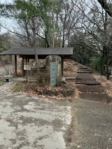 新田神社の{uncategorized: "未分類", other: "その他", undefined: "問題あり", building: "その他建物", grave: "お墓", sacred_gate: "鳥居", guardian: "狛犬", statue: "像", buddha: "仏像", history: "歴史", nature: "自然", garden: "庭園", animal: "動物", pagoda: "塔", temizu: "手水舎", mountain_gate: "山門・神門", sanctuary: "本殿・本堂", subordinate: "末社・摂社", art: "芸術", scenery: "景色", jizo: "地蔵", ema: "絵馬", goshuin: "御朱印", omikuji: "おみくじ", items: "授与品その他", amulet: "お守り", goshuincho: "御朱印帳", eats: "食事", festival: "お祭り", votive_dance: "神楽", shichigosan: "七五三参", wedding: "結婚式", experience: "体験その他", initially: "初詣", around: "周辺", anti_infection: "感染症対策"}