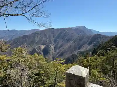 三峯神社奥宮の{uncategorized: "未分類", other: "その他", undefined: "問題あり", building: "その他建物", grave: "お墓", sacred_gate: "鳥居", guardian: "狛犬", statue: "像", buddha: "仏像", history: "歴史", nature: "自然", garden: "庭園", animal: "動物", pagoda: "塔", temizu: "手水舎", mountain_gate: "山門・神門", sanctuary: "本殿・本堂", subordinate: "末社・摂社", art: "芸術", scenery: "景色", jizo: "地蔵", ema: "絵馬", goshuin: "御朱印", omikuji: "おみくじ", items: "授与品その他", amulet: "お守り", goshuincho: "御朱印帳", eats: "食事", festival: "お祭り", votive_dance: "神楽", shichigosan: "七五三参", wedding: "結婚式", experience: "体験その他", initially: "初詣", around: "周辺", anti_infection: "感染症対策"}