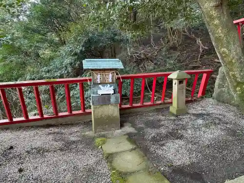 三社神社の{uncategorized: "未分類", other: "その他", undefined: "問題あり", building: "その他建物", grave: "お墓", sacred_gate: "鳥居", guardian: "狛犬", statue: "像", buddha: "仏像", history: "歴史", nature: "自然", garden: "庭園", animal: "動物", pagoda: "塔", temizu: "手水舎", mountain_gate: "山門・神門", sanctuary: "本殿・本堂", subordinate: "末社・摂社", art: "芸術", scenery: "景色", jizo: "地蔵", ema: "絵馬", goshuin: "御朱印", omikuji: "おみくじ", items: "授与品その他", amulet: "お守り", goshuincho: "御朱印帳", eats: "食事", festival: "お祭り", votive_dance: "神楽", shichigosan: "七五三参", wedding: "結婚式", experience: "体験その他", initially: "初詣", around: "周辺", anti_infection: "感染症対策"}