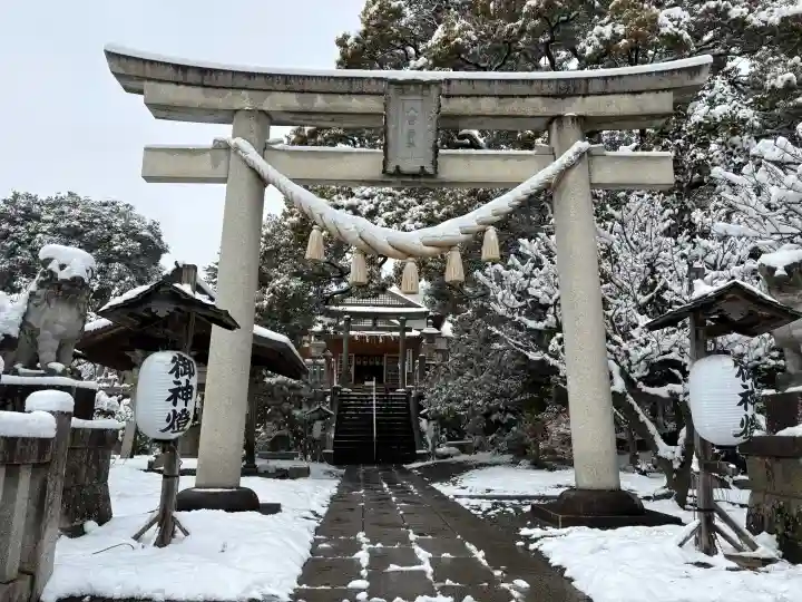 八雲神社(緑町)の{uncategorized: "未分類", other: "その他", undefined: "問題あり", building: "その他建物", grave: "お墓", sacred_gate: "鳥居", guardian: "狛犬", statue: "像", buddha: "仏像", history: "歴史", nature: "自然", garden: "庭園", animal: "動物", pagoda: "塔", temizu: "手水舎", mountain_gate: "山門・神門", sanctuary: "本殿・本堂", subordinate: "末社・摂社", art: "芸術", scenery: "景色", jizo: "地蔵", ema: "絵馬", goshuin: "御朱印", omikuji: "おみくじ", items: "授与品その他", amulet: "お守り", goshuincho: "御朱印帳", eats: "食事", festival: "お祭り", votive_dance: "神楽", shichigosan: "七五三参", wedding: "結婚式", experience: "体験その他", initially: "初詣", around: "周辺", anti_infection: "感染症対策"}