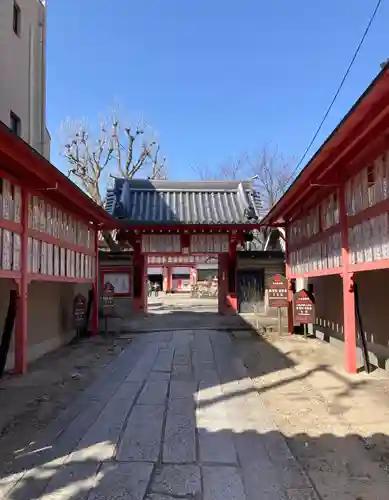 愛染堂勝鬘院の山門・神門