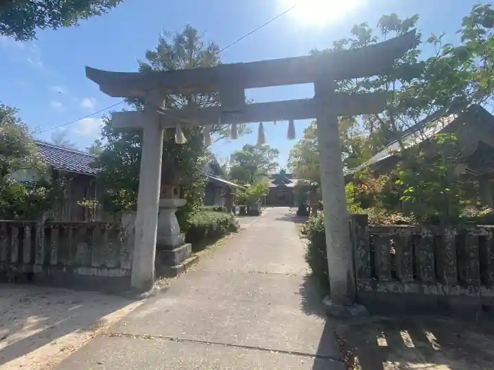 諏訪神社の{uncategorized: "未分類", other: "その他", undefined: "問題あり", building: "その他建物", grave: "お墓", sacred_gate: "鳥居", guardian: "狛犬", statue: "像", buddha: "仏像", history: "歴史", nature: "自然", garden: "庭園", animal: "動物", pagoda: "塔", temizu: "手水舎", mountain_gate: "山門・神門", sanctuary: "本殿・本堂", subordinate: "末社・摂社", art: "芸術", scenery: "景色", jizo: "地蔵", ema: "絵馬", goshuin: "御朱印", omikuji: "おみくじ", items: "授与品その他", amulet: "お守り", goshuincho: "御朱印帳", eats: "食事", festival: "お祭り", votive_dance: "神楽", shichigosan: "七五三参", wedding: "結婚式", experience: "体験その他", initially: "初詣", around: "周辺", anti_infection: "感染症対策"}