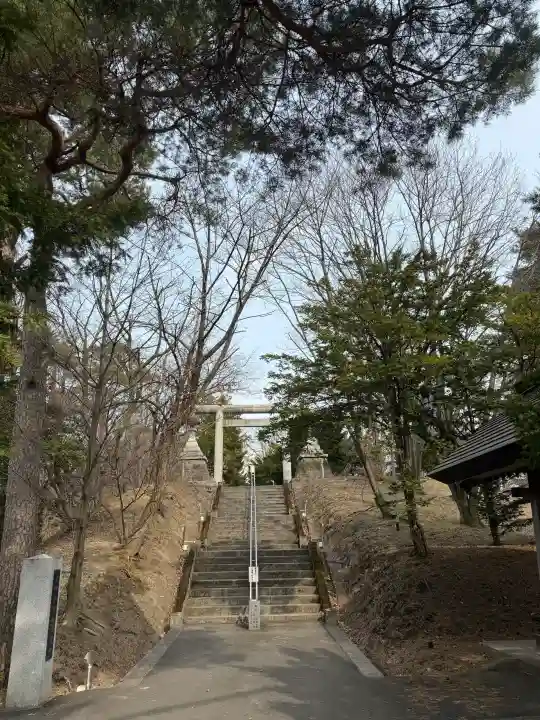 東神楽神社の{uncategorized: "未分類", other: "その他", undefined: "問題あり", building: "その他建物", grave: "お墓", sacred_gate: "鳥居", guardian: "狛犬", statue: "像", buddha: "仏像", history: "歴史", nature: "自然", garden: "庭園", animal: "動物", pagoda: "塔", temizu: "手水舎", mountain_gate: "山門・神門", sanctuary: "本殿・本堂", subordinate: "末社・摂社", art: "芸術", scenery: "景色", jizo: "地蔵", ema: "絵馬", goshuin: "御朱印", omikuji: "おみくじ", items: "授与品その他", amulet: "お守り", goshuincho: "御朱印帳", eats: "食事", festival: "お祭り", votive_dance: "神楽", shichigosan: "七五三参", wedding: "結婚式", experience: "体験その他", initially: "初詣", around: "周辺", anti_infection: "感染症対策"}