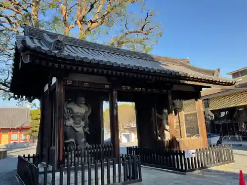 宝仙寺の山門・神門