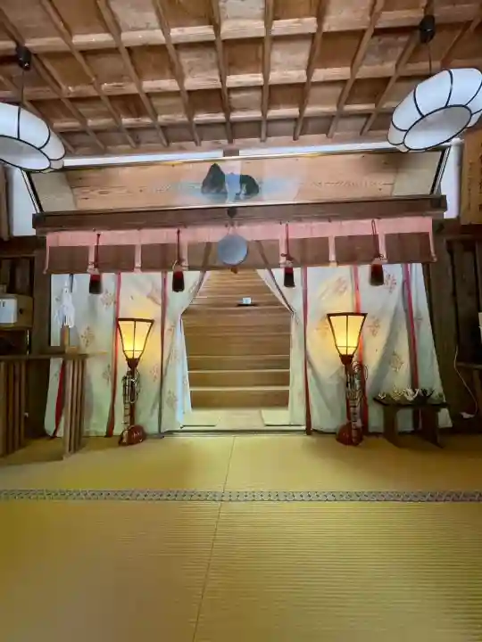 丹生川上神社(下社)の{uncategorized: "未分類", other: "その他", undefined: "問題あり", building: "その他建物", grave: "お墓", sacred_gate: "鳥居", guardian: "狛犬", statue: "像", buddha: "仏像", history: "歴史", nature: "自然", garden: "庭園", animal: "動物", pagoda: "塔", temizu: "手水舎", mountain_gate: "山門・神門", sanctuary: "本殿・本堂", subordinate: "末社・摂社", art: "芸術", scenery: "景色", jizo: "地蔵", ema: "絵馬", goshuin: "御朱印", omikuji: "おみくじ", items: "授与品その他", amulet: "お守り", goshuincho: "御朱印帳", eats: "食事", festival: "お祭り", votive_dance: "神楽", shichigosan: "七五三参", wedding: "結婚式", experience: "体験その他", initially: "初詣", around: "周辺", anti_infection: "感染症対策"}