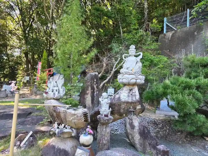 蓮華寺の{uncategorized: "未分類", other: "その他", undefined: "問題あり", building: "その他建物", grave: "お墓", sacred_gate: "鳥居", guardian: "狛犬", statue: "像", buddha: "仏像", history: "歴史", nature: "自然", garden: "庭園", animal: "動物", pagoda: "塔", temizu: "手水舎", mountain_gate: "山門・神門", sanctuary: "本殿・本堂", subordinate: "末社・摂社", art: "芸術", scenery: "景色", jizo: "地蔵", ema: "絵馬", goshuin: "御朱印", omikuji: "おみくじ", items: "授与品その他", amulet: "お守り", goshuincho: "御朱印帳", eats: "食事", festival: "お祭り", votive_dance: "神楽", shichigosan: "七五三参", wedding: "結婚式", experience: "体験その他", initially: "初詣", around: "周辺", anti_infection: "感染症対策"}