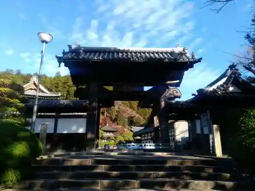 久遠寺の山門