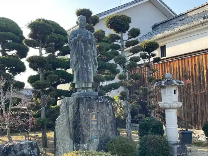 圓願寺の{uncategorized: "未分類", other: "その他", undefined: "問題あり", building: "その他建物", grave: "お墓", sacred_gate: "鳥居", guardian: "狛犬", statue: "像", buddha: "仏像", history: "歴史", nature: "自然", garden: "庭園", animal: "動物", pagoda: "塔", temizu: "手水舎", mountain_gate: "山門・神門", sanctuary: "本殿・本堂", subordinate: "末社・摂社", art: "芸術", scenery: "景色", jizo: "地蔵", ema: "絵馬", goshuin: "御朱印", omikuji: "おみくじ", items: "授与品その他", amulet: "お守り", goshuincho: "御朱印帳", eats: "食事", festival: "お祭り", votive_dance: "神楽", shichigosan: "七五三参", wedding: "結婚式", experience: "体験その他", initially: "初詣", around: "周辺", anti_infection: "感染症対策"}