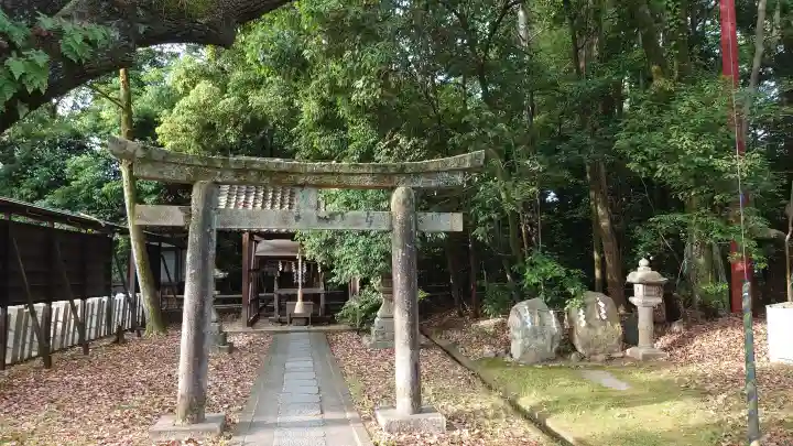向日神社の{uncategorized: "未分類", other: "その他", undefined: "問題あり", building: "その他建物", grave: "お墓", sacred_gate: "鳥居", guardian: "狛犬", statue: "像", buddha: "仏像", history: "歴史", nature: "自然", garden: "庭園", animal: "動物", pagoda: "塔", temizu: "手水舎", mountain_gate: "山門・神門", sanctuary: "本殿・本堂", subordinate: "末社・摂社", art: "芸術", scenery: "景色", jizo: "地蔵", ema: "絵馬", goshuin: "御朱印", omikuji: "おみくじ", items: "授与品その他", amulet: "お守り", goshuincho: "御朱印帳", eats: "食事", festival: "お祭り", votive_dance: "神楽", shichigosan: "七五三参", wedding: "結婚式", experience: "体験その他", initially: "初詣", around: "周辺", anti_infection: "感染症対策"}