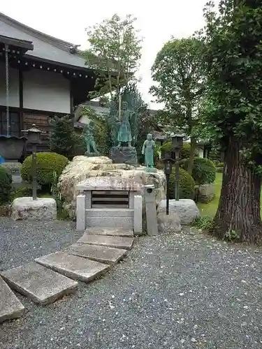 西福寺の像