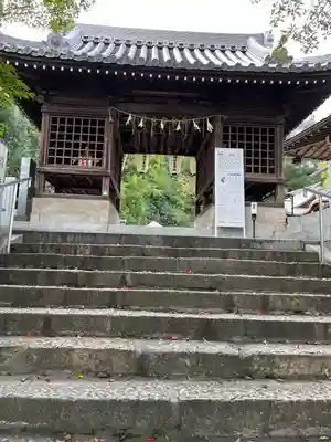 艮神社の山門・神門