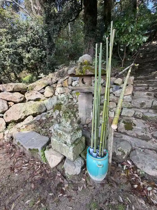 眞名井神社の{uncategorized: "未分類", other: "その他", undefined: "問題あり", building: "その他建物", grave: "お墓", sacred_gate: "鳥居", guardian: "狛犬", statue: "像", buddha: "仏像", history: "歴史", nature: "自然", garden: "庭園", animal: "動物", pagoda: "塔", temizu: "手水舎", mountain_gate: "山門・神門", sanctuary: "本殿・本堂", subordinate: "末社・摂社", art: "芸術", scenery: "景色", jizo: "地蔵", ema: "絵馬", goshuin: "御朱印", omikuji: "おみくじ", items: "授与品その他", amulet: "お守り", goshuincho: "御朱印帳", eats: "食事", festival: "お祭り", votive_dance: "神楽", shichigosan: "七五三参", wedding: "結婚式", experience: "体験その他", initially: "初詣", around: "周辺", anti_infection: "感染症対策"}