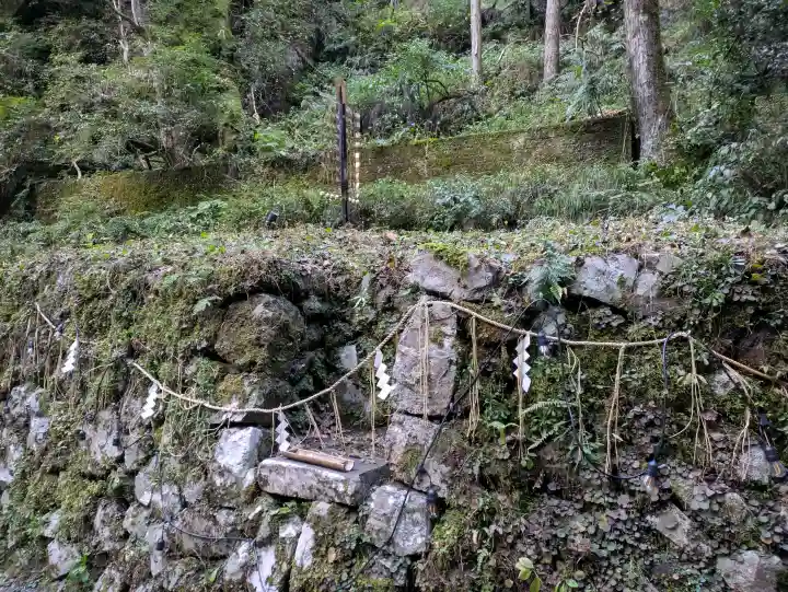 貴船神社奥宮の{uncategorized: "未分類", other: "その他", undefined: "問題あり", building: "その他建物", grave: "お墓", sacred_gate: "鳥居", guardian: "狛犬", statue: "像", buddha: "仏像", history: "歴史", nature: "自然", garden: "庭園", animal: "動物", pagoda: "塔", temizu: "手水舎", mountain_gate: "山門・神門", sanctuary: "本殿・本堂", subordinate: "末社・摂社", art: "芸術", scenery: "景色", jizo: "地蔵", ema: "絵馬", goshuin: "御朱印", omikuji: "おみくじ", items: "授与品その他", amulet: "お守り", goshuincho: "御朱印帳", eats: "食事", festival: "お祭り", votive_dance: "神楽", shichigosan: "七五三参", wedding: "結婚式", experience: "体験その他", initially: "初詣", around: "周辺", anti_infection: "感染症対策"}