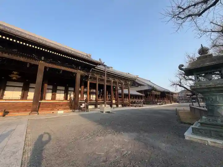 本願寺(西本願寺)の{uncategorized: "未分類", other: "その他", undefined: "問題あり", building: "その他建物", grave: "お墓", sacred_gate: "鳥居", guardian: "狛犬", statue: "像", buddha: "仏像", history: "歴史", nature: "自然", garden: "庭園", animal: "動物", pagoda: "塔", temizu: "手水舎", mountain_gate: "山門・神門", sanctuary: "本殿・本堂", subordinate: "末社・摂社", art: "芸術", scenery: "景色", jizo: "地蔵", ema: "絵馬", goshuin: "御朱印", omikuji: "おみくじ", items: "授与品その他", amulet: "お守り", goshuincho: "御朱印帳", eats: "食事", festival: "お祭り", votive_dance: "神楽", shichigosan: "七五三参", wedding: "結婚式", experience: "体験その他", initially: "初詣", around: "周辺", anti_infection: "感染症対策"}