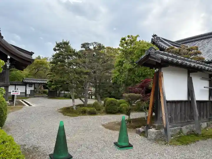 滋賀院門跡の{uncategorized: "未分類", other: "その他", undefined: "問題あり", building: "その他建物", grave: "お墓", sacred_gate: "鳥居", guardian: "狛犬", statue: "像", buddha: "仏像", history: "歴史", nature: "自然", garden: "庭園", animal: "動物", pagoda: "塔", temizu: "手水舎", mountain_gate: "山門・神門", sanctuary: "本殿・本堂", subordinate: "末社・摂社", art: "芸術", scenery: "景色", jizo: "地蔵", ema: "絵馬", goshuin: "御朱印", omikuji: "おみくじ", items: "授与品その他", amulet: "お守り", goshuincho: "御朱印帳", eats: "食事", festival: "お祭り", votive_dance: "神楽", shichigosan: "七五三参", wedding: "結婚式", experience: "体験その他", initially: "初詣", around: "周辺", anti_infection: "感染症対策"}