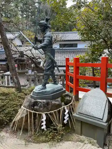 八大神社の像