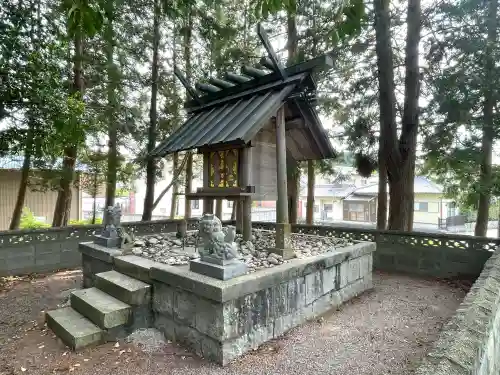 八柱神社 (上村)の{uncategorized: "未分類", other: "その他", undefined: "問題あり", building: "その他建物", grave: "お墓", sacred_gate: "鳥居", guardian: "狛犬", statue: "像", buddha: "仏像", history: "歴史", nature: "自然", garden: "庭園", animal: "動物", pagoda: "塔", temizu: "手水舎", mountain_gate: "山門・神門", sanctuary: "本殿・本堂", subordinate: "末社・摂社", art: "芸術", scenery: "景色", jizo: "地蔵", ema: "絵馬", goshuin: "御朱印", omikuji: "おみくじ", items: "授与品その他", amulet: "お守り", goshuincho: "御朱印帳", eats: "食事", festival: "お祭り", votive_dance: "神楽", shichigosan: "七五三参", wedding: "結婚式", experience: "体験その他", initially: "初詣", around: "周辺", anti_infection: "感染症対策"}