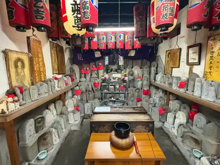 本町延命地蔵尊堂の{uncategorized: "未分類", other: "その他", undefined: "問題あり", building: "その他建物", grave: "お墓", sacred_gate: "鳥居", guardian: "狛犬", statue: "像", buddha: "仏像", history: "歴史", nature: "自然", garden: "庭園", animal: "動物", pagoda: "塔", temizu: "手水舎", mountain_gate: "山門・神門", sanctuary: "本殿・本堂", subordinate: "末社・摂社", art: "芸術", scenery: "景色", jizo: "地蔵", ema: "絵馬", goshuin: "御朱印", omikuji: "おみくじ", items: "授与品その他", amulet: "お守り", goshuincho: "御朱印帳", eats: "食事", festival: "お祭り", votive_dance: "神楽", shichigosan: "七五三参", wedding: "結婚式", experience: "体験その他", initially: "初詣", around: "周辺", anti_infection: "感染症対策"}