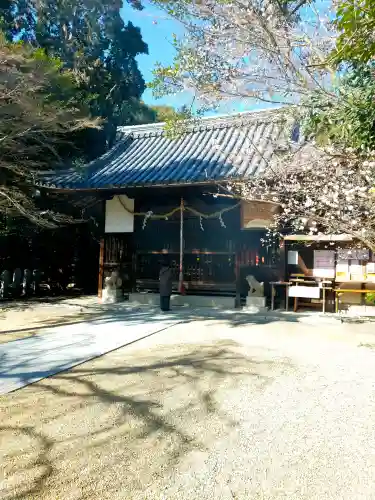 交野天神社の{uncategorized: "未分類", other: "その他", undefined: "問題あり", building: "その他建物", grave: "お墓", sacred_gate: "鳥居", guardian: "狛犬", statue: "像", buddha: "仏像", history: "歴史", nature: "自然", garden: "庭園", animal: "動物", pagoda: "塔", temizu: "手水舎", mountain_gate: "山門・神門", sanctuary: "本殿・本堂", subordinate: "末社・摂社", art: "芸術", scenery: "景色", jizo: "地蔵", ema: "絵馬", goshuin: "御朱印", omikuji: "おみくじ", items: "授与品その他", amulet: "お守り", goshuincho: "御朱印帳", eats: "食事", festival: "お祭り", votive_dance: "神楽", shichigosan: "七五三参", wedding: "結婚式", experience: "体験その他", initially: "初詣", around: "周辺", anti_infection: "感染症対策"}