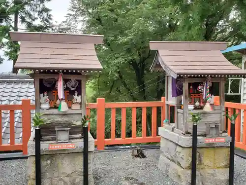 王地山まけきらい稲荷の末社・摂社