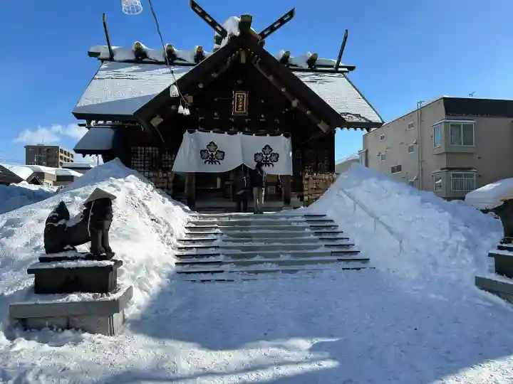 札幌諏訪神社の{uncategorized: "未分類", other: "その他", undefined: "問題あり", building: "その他建物", grave: "お墓", sacred_gate: "鳥居", guardian: "狛犬", statue: "像", buddha: "仏像", history: "歴史", nature: "自然", garden: "庭園", animal: "動物", pagoda: "塔", temizu: "手水舎", mountain_gate: "山門・神門", sanctuary: "本殿・本堂", subordinate: "末社・摂社", art: "芸術", scenery: "景色", jizo: "地蔵", ema: "絵馬", goshuin: "御朱印", omikuji: "おみくじ", items: "授与品その他", amulet: "お守り", goshuincho: "御朱印帳", eats: "食事", festival: "お祭り", votive_dance: "神楽", shichigosan: "七五三参", wedding: "結婚式", experience: "体験その他", initially: "初詣", around: "周辺", anti_infection: "感染症対策"}