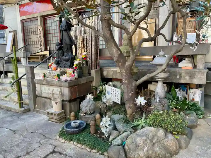 経王寺の{uncategorized: "未分類", other: "その他", undefined: "問題あり", building: "その他建物", grave: "お墓", sacred_gate: "鳥居", guardian: "狛犬", statue: "像", buddha: "仏像", history: "歴史", nature: "自然", garden: "庭園", animal: "動物", pagoda: "塔", temizu: "手水舎", mountain_gate: "山門・神門", sanctuary: "本殿・本堂", subordinate: "末社・摂社", art: "芸術", scenery: "景色", jizo: "地蔵", ema: "絵馬", goshuin: "御朱印", omikuji: "おみくじ", items: "授与品その他", amulet: "お守り", goshuincho: "御朱印帳", eats: "食事", festival: "お祭り", votive_dance: "神楽", shichigosan: "七五三参", wedding: "結婚式", experience: "体験その他", initially: "初詣", around: "周辺", anti_infection: "感染症対策"}