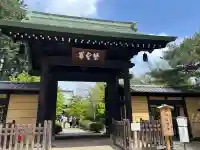 豪徳寺の{uncategorized: "未分類", other: "その他", undefined: "問題あり", building: "その他建物", grave: "お墓", sacred_gate: "鳥居", guardian: "狛犬", statue: "像", buddha: "仏像", history: "歴史", nature: "自然", garden: "庭園", animal: "動物", pagoda: "塔", temizu: "手水舎", mountain_gate: "山門・神門", sanctuary: "本殿・本堂", subordinate: "末社・摂社", art: "芸術", scenery: "景色", jizo: "地蔵", ema: "絵馬", goshuin: "御朱印", omikuji: "おみくじ", items: "授与品その他", amulet: "お守り", goshuincho: "御朱印帳", eats: "食事", festival: "お祭り", votive_dance: "神楽", shichigosan: "七五三参", wedding: "結婚式", experience: "体験その他", initially: "初詣", around: "周辺", anti_infection: "感染症対策"}