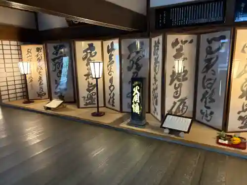 龍安寺の{uncategorized: "未分類", other: "その他", undefined: "問題あり", building: "その他建物", grave: "お墓", sacred_gate: "鳥居", guardian: "狛犬", statue: "像", buddha: "仏像", history: "歴史", nature: "自然", garden: "庭園", animal: "動物", pagoda: "塔", temizu: "手水舎", mountain_gate: "山門・神門", sanctuary: "本殿・本堂", subordinate: "末社・摂社", art: "芸術", scenery: "景色", jizo: "地蔵", ema: "絵馬", goshuin: "御朱印", omikuji: "おみくじ", items: "授与品その他", amulet: "お守り", goshuincho: "御朱印帳", eats: "食事", festival: "お祭り", votive_dance: "神楽", shichigosan: "七五三参", wedding: "結婚式", experience: "体験その他", initially: "初詣", around: "周辺", anti_infection: "感染症対策"}