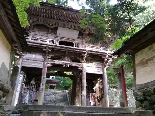 横蔵寺の山門