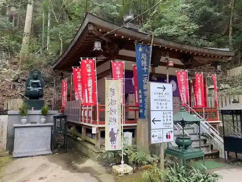 大本山七宝瀧寺の{uncategorized: "未分類", other: "その他", undefined: "問題あり", building: "その他建物", grave: "お墓", sacred_gate: "鳥居", guardian: "狛犬", statue: "像", buddha: "仏像", history: "歴史", nature: "自然", garden: "庭園", animal: "動物", pagoda: "塔", temizu: "手水舎", mountain_gate: "山門・神門", sanctuary: "本殿・本堂", subordinate: "末社・摂社", art: "芸術", scenery: "景色", jizo: "地蔵", ema: "絵馬", goshuin: "御朱印", omikuji: "おみくじ", items: "授与品その他", amulet: "お守り", goshuincho: "御朱印帳", eats: "食事", festival: "お祭り", votive_dance: "神楽", shichigosan: "七五三参", wedding: "結婚式", experience: "体験その他", initially: "初詣", around: "周辺", anti_infection: "感染症対策"}