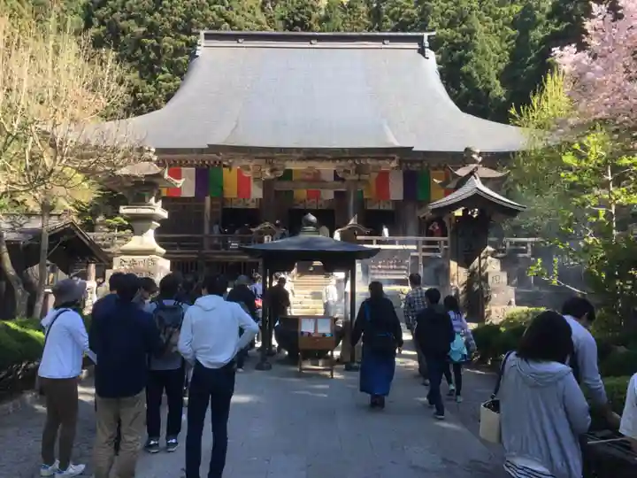 宝珠山 立石寺の本殿・本堂