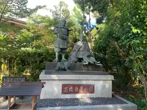 闘鶏神社の像