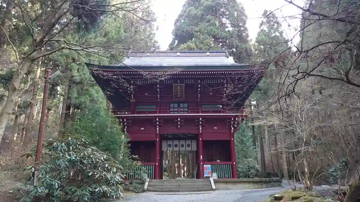 御岩神社の山門・神門