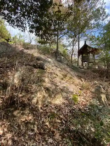 石上布都魂神社の{uncategorized: "未分類", other: "その他", undefined: "問題あり", building: "その他建物", grave: "お墓", sacred_gate: "鳥居", guardian: "狛犬", statue: "像", buddha: "仏像", history: "歴史", nature: "自然", garden: "庭園", animal: "動物", pagoda: "塔", temizu: "手水舎", mountain_gate: "山門・神門", sanctuary: "本殿・本堂", subordinate: "末社・摂社", art: "芸術", scenery: "景色", jizo: "地蔵", ema: "絵馬", goshuin: "御朱印", omikuji: "おみくじ", items: "授与品その他", amulet: "お守り", goshuincho: "御朱印帳", eats: "食事", festival: "お祭り", votive_dance: "神楽", shichigosan: "七五三参", wedding: "結婚式", experience: "体験その他", initially: "初詣", around: "周辺", anti_infection: "感染症対策"}