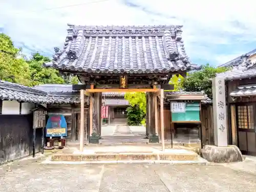 安楽寺の山門