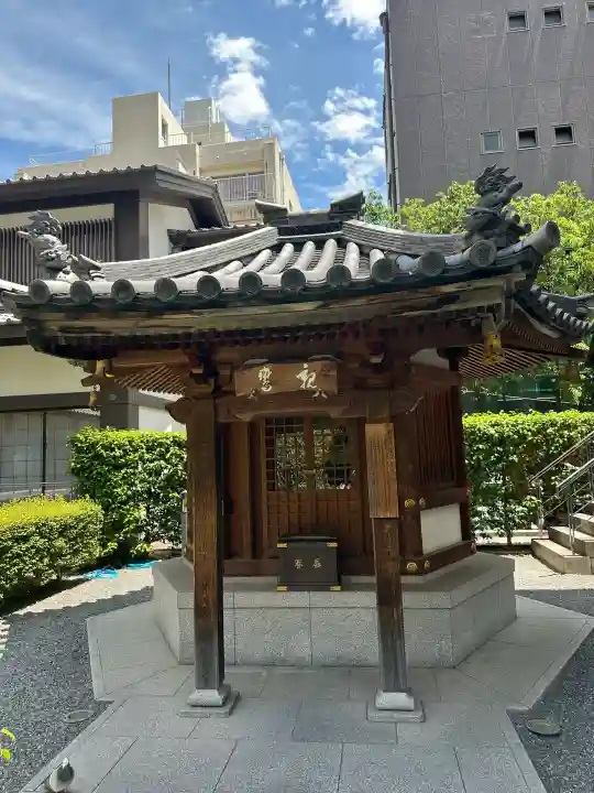 頂法寺(六角堂)の{uncategorized: "未分類", other: "その他", undefined: "問題あり", building: "その他建物", grave: "お墓", sacred_gate: "鳥居", guardian: "狛犬", statue: "像", buddha: "仏像", history: "歴史", nature: "自然", garden: "庭園", animal: "動物", pagoda: "塔", temizu: "手水舎", mountain_gate: "山門・神門", sanctuary: "本殿・本堂", subordinate: "末社・摂社", art: "芸術", scenery: "景色", jizo: "地蔵", ema: "絵馬", goshuin: "御朱印", omikuji: "おみくじ", items: "授与品その他", amulet: "お守り", goshuincho: "御朱印帳", eats: "食事", festival: "お祭り", votive_dance: "神楽", shichigosan: "七五三参", wedding: "結婚式", experience: "体験その他", initially: "初詣", around: "周辺", anti_infection: "感染症対策"}