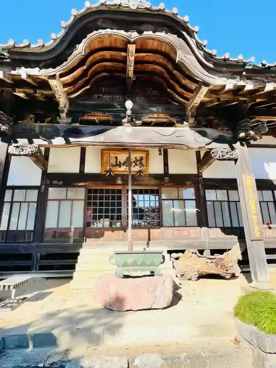 妙法寺(金色不動尊)の{uncategorized: "未分類", other: "その他", undefined: "問題あり", building: "その他建物", grave: "お墓", sacred_gate: "鳥居", guardian: "狛犬", statue: "像", buddha: "仏像", history: "歴史", nature: "自然", garden: "庭園", animal: "動物", pagoda: "塔", temizu: "手水舎", mountain_gate: "山門・神門", sanctuary: "本殿・本堂", subordinate: "末社・摂社", art: "芸術", scenery: "景色", jizo: "地蔵", ema: "絵馬", goshuin: "御朱印", omikuji: "おみくじ", items: "授与品その他", amulet: "お守り", goshuincho: "御朱印帳", eats: "食事", festival: "お祭り", votive_dance: "神楽", shichigosan: "七五三参", wedding: "結婚式", experience: "体験その他", initially: "初詣", around: "周辺", anti_infection: "感染症対策"}