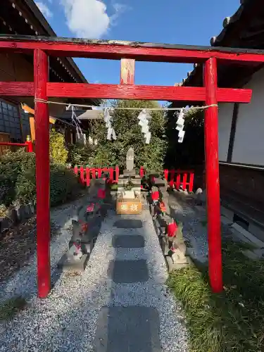 於菊稲荷神社の{uncategorized: "未分類", other: "その他", undefined: "問題あり", building: "その他建物", grave: "お墓", sacred_gate: "鳥居", guardian: "狛犬", statue: "像", buddha: "仏像", history: "歴史", nature: "自然", garden: "庭園", animal: "動物", pagoda: "塔", temizu: "手水舎", mountain_gate: "山門・神門", sanctuary: "本殿・本堂", subordinate: "末社・摂社", art: "芸術", scenery: "景色", jizo: "地蔵", ema: "絵馬", goshuin: "御朱印", omikuji: "おみくじ", items: "授与品その他", amulet: "お守り", goshuincho: "御朱印帳", eats: "食事", festival: "お祭り", votive_dance: "神楽", shichigosan: "七五三参", wedding: "結婚式", experience: "体験その他", initially: "初詣", around: "周辺", anti_infection: "感染症対策"}