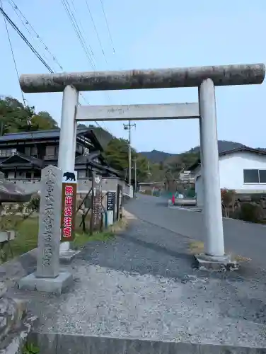 眞名井神社（籠神社奥宮）の{uncategorized: "未分類", other: "その他", undefined: "問題あり", building: "その他建物", grave: "お墓", sacred_gate: "鳥居", guardian: "狛犬", statue: "像", buddha: "仏像", history: "歴史", nature: "自然", garden: "庭園", animal: "動物", pagoda: "塔", temizu: "手水舎", mountain_gate: "山門・神門", sanctuary: "本殿・本堂", subordinate: "末社・摂社", art: "芸術", scenery: "景色", jizo: "地蔵", ema: "絵馬", goshuin: "御朱印", omikuji: "おみくじ", items: "授与品その他", amulet: "お守り", goshuincho: "御朱印帳", eats: "食事", festival: "お祭り", votive_dance: "神楽", shichigosan: "七五三参", wedding: "結婚式", experience: "体験その他", initially: "初詣", around: "周辺", anti_infection: "感染症対策"}