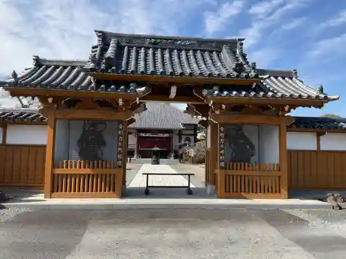 引接寺の山門