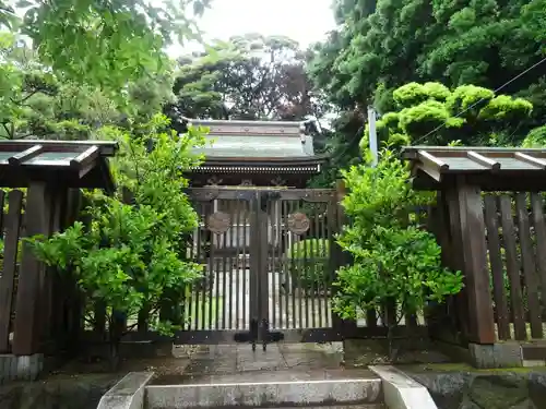 片瀬諏訪神社の山門・神門
