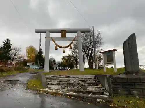 豊足神社の{uncategorized: "未分類", other: "その他", undefined: "問題あり", building: "その他建物", grave: "お墓", sacred_gate: "鳥居", guardian: "狛犬", statue: "像", buddha: "仏像", history: "歴史", nature: "自然", garden: "庭園", animal: "動物", pagoda: "塔", temizu: "手水舎", mountain_gate: "山門・神門", sanctuary: "本殿・本堂", subordinate: "末社・摂社", art: "芸術", scenery: "景色", jizo: "地蔵", ema: "絵馬", goshuin: "御朱印", omikuji: "おみくじ", items: "授与品その他", amulet: "お守り", goshuincho: "御朱印帳", eats: "食事", festival: "お祭り", votive_dance: "神楽", shichigosan: "七五三参", wedding: "結婚式", experience: "体験その他", initially: "初詣", around: "周辺", anti_infection: "感染症対策"}