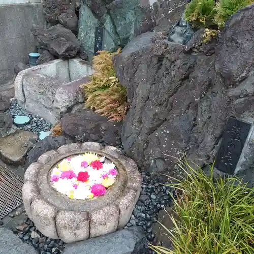 埼玉厄除け開運大師・龍泉寺（切り絵御朱印発祥の寺）の手水舎