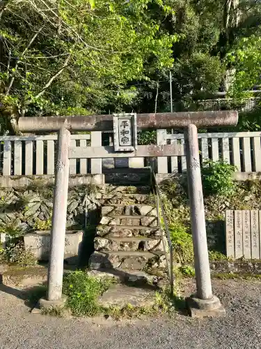 蟻通神社の{uncategorized: "未分類", other: "その他", undefined: "問題あり", building: "その他建物", grave: "お墓", sacred_gate: "鳥居", guardian: "狛犬", statue: "像", buddha: "仏像", history: "歴史", nature: "自然", garden: "庭園", animal: "動物", pagoda: "塔", temizu: "手水舎", mountain_gate: "山門・神門", sanctuary: "本殿・本堂", subordinate: "末社・摂社", art: "芸術", scenery: "景色", jizo: "地蔵", ema: "絵馬", goshuin: "御朱印", omikuji: "おみくじ", items: "授与品その他", amulet: "お守り", goshuincho: "御朱印帳", eats: "食事", festival: "お祭り", votive_dance: "神楽", shichigosan: "七五三参", wedding: "結婚式", experience: "体験その他", initially: "初詣", around: "周辺", anti_infection: "感染症対策"}