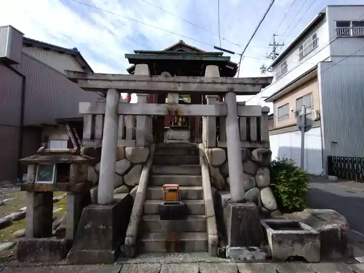 伯佰稲荷大明神の鳥居